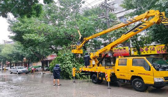 县园林绿化中心：暴雨天气保障群众安全出行
