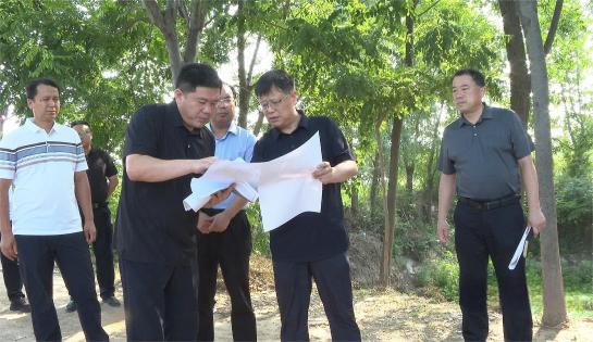 县长袁树林到农村供水“四化”项目建设工地实地调研 现场办公